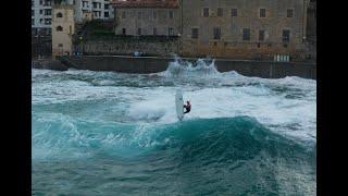 Axi Muniain playing with the waves in Zarautz / #AxiMuniain  Jugando con las olas en #Zarautz.