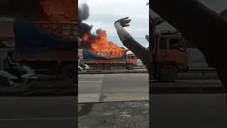 29 Desember 2022 mobil truk terbakar di jln Pantura depan pabrik politron sayung