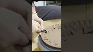 Тарелка с резным бортом на гончарном круге #тарелка #pottery #carving