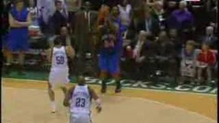 Eddy Curry hits à three at the buzzer !!