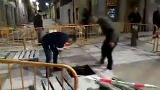 Un hombre BORRACHO se CAE por una ALCANTARILLA en Gijón