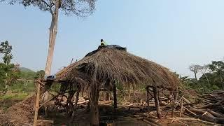 Lợp mái nhà bếp cho người dân ở trong khu đất mới || Tony Phong cuộc sống  Châu Phi