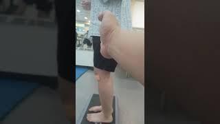 무릎관절 전방십자인대 재건술후 2주차에 실시하는 재활운동. 정면계단오르기