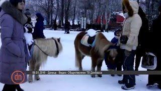 Рождественская ярмарка в Донецке: хороводы и сувениры с символикой "ДНР"