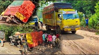 Detik - detik truk overload terguling di jalan berlumpur