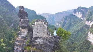 贵州深山悬崖峭壁上竟发现一房子，八旬老人竟在这独自守护近三十年，令人敬佩！｜A house was found on a cliff in Guizhou, it's so spectacular