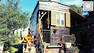 Musician builds Tiny House for only 5,000 €