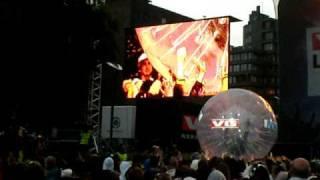 Alex Rosén crowd surfing in a ball at VG-lista Topp 20 2009!