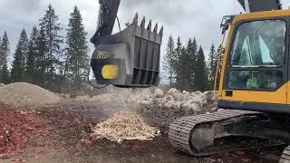 Crushing Wood Waste with Crushing Bucket Remu CR1100