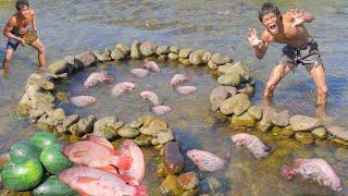 build Reative a stone dam to trap fish- Cooking fishRED on arock of survival #000150