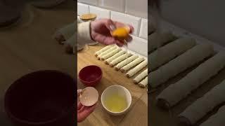 Сосиски в слоеном тесте: простой и вкусный рецепт для всей семьи
