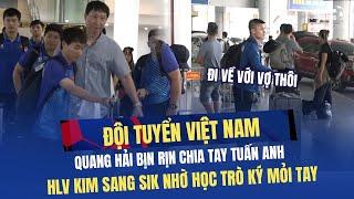 ĐTVN về nước: Quang Hải xé lẻ, bịn rịn chia tay Tuấn Anh, HLV Kim Sang Sang Sik nhờ học trò ký tặng