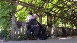 New York's newest attraction: the Central Park barber | AFP