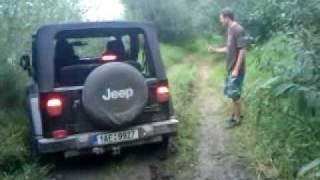 Jeep Wrangler vs. bahno