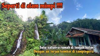 Seperti di alam mimpi, satu-satunyarumah di tengah hutan dengan air terjun kembar di sampingnya