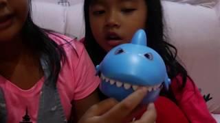 unboxing mainan anak shark attack oleh davine dan angel