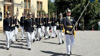 2024-07-19 Fredag  Drottningholms Slott vaktavlösning Livgardet H.M.K.eget Livkompani både av och på