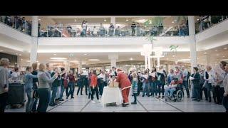 Flash Mob - Sing "Feliz Navidad" Christmas song at shopping mall (HD) 