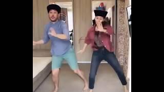 Бурят-монгольская пара танцует под ремиксом дербет-монгольской песни  «Шигшрэгийн ай»