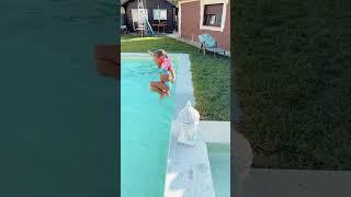  BEBÉ TRAVIESO SALTOS en la PISCINA BAILE del CANGURO  #viral