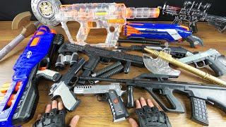 Bead Throwing Weapons vs Nerf Guns vs Cap Gun Toys and Battle Axes ( Aug vs Uzi )