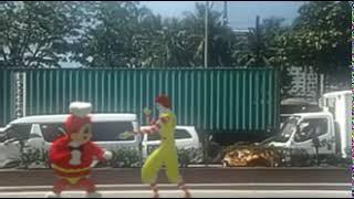 Jollibee at Mcdo, Nagkasuntukan sa coastal road