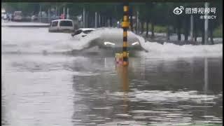 Huawei Aito M5 drives underwater during floods in China