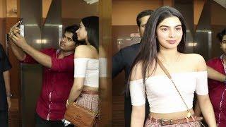 Khushi Kapoor Sweet Gesture Towards A Fan At Dhadak Screening