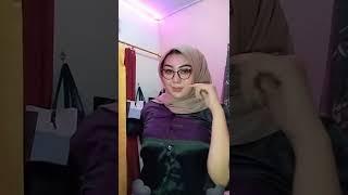 Tante jilbab berkacamata