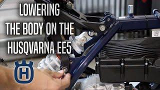 Lowering the body and seat on the Husqvarna EE 5/KTM SX-E 5/GASGAS MC-E 5 | Step-by-step Instruction