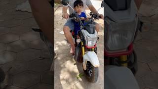 Monkey Bryyan ride the Motorbike with daddy and brother #monkey #babymonkey #littlemonkey #monkey