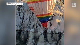 Turchia, mongolfiera contro parete rocciosa in Cappadocia