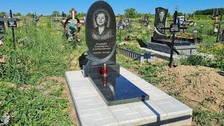 Гранитный памятник на могилу, площадка с облицовкой на новом кладбище в Бельцах