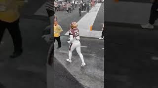 49ers Deebo Samuel playing catch with fans before Rams game last season