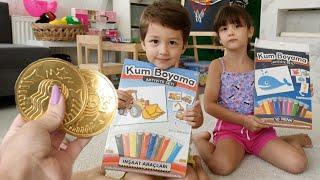 Eylül ve Poyraz Bebek Para Çikolata Kazanmak İçin Kum Boyama Yaptı | fun kids video