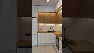 Еще одна белая кухня / дизайн кухни для маленькой квартиры