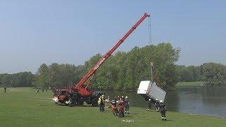 Unbekannte versenkten Bierwagen in Bonn Rheinauensee - Bergung durch Feuerwehr am 01.05.19 + O-Töne