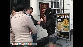 Amy Winehouse pops to the pub UK (paparazzi 2008)