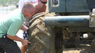 M816 Military Wrecker Helps Jeep With Broken Axle