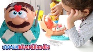 Jugando a Dentista Bromista. Un juguete de Play-Doh.