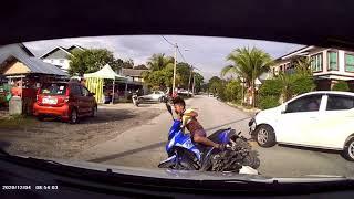 Keluar simpang Langgar budak naik motor.