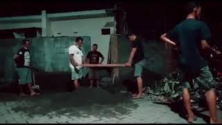 Kuli bangunan lembur malam