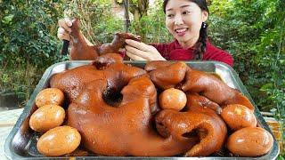 Xiaoyu marinated a pot of pig skin  dipped it in a secret chili dish  and enjoyed a mouthful of mea