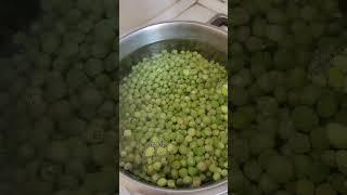 بلانچ کردن نخود فرنگی در عرض چندثانیه  Blanch the peas