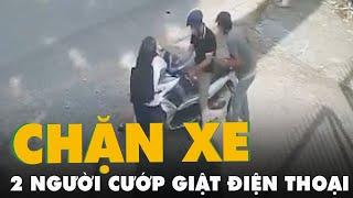 Nữ sinh chặn đầu xe máy 2 người đàn ông cướp giật điện thoại trước cổng trường