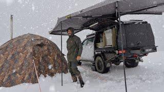Heißes Zelten in einem Schneesturm