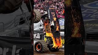 #monstertruck two wheels skills show #shorts #eterno #monsterjam #stunt #skills #motorsport