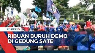 Tuntut Revisi Upah Minimum, Ribuan Buruh Demo di Gedung Sate