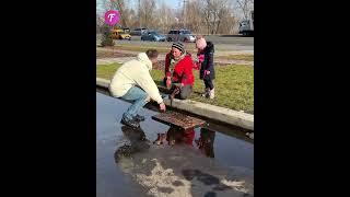 Good samaritan's act of kindness brightens a child's day #shorts