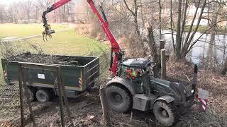 Bäuml Forst- und Landschaftspflege: Valtra T234 an einer Bahnbrücke über die Naab